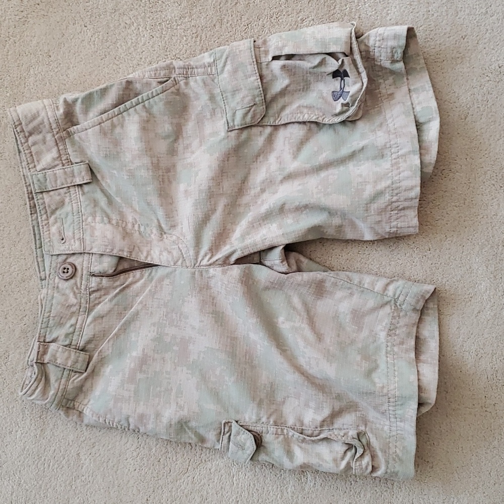 Boys Under Armour Camo Cargo Ripstop Shorts Boys Size YSM Beige Adjustab…